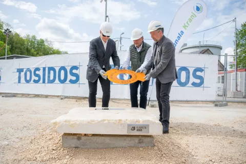 Staš Škrabec iz podjetja Riko, direktor Komunale Kranj Matjaž Berčon in Martin Baumgartner iz podjetja Tosidos so na temeljni kamen namestili znamenje, ki predstavlja tloris osrednjega objekta v parku krožnega gopodarstva na Zarici. / Foto: Primož Pičulin