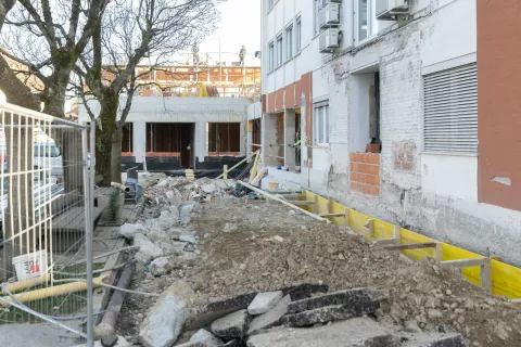 Obnova občinske stavbe v Medvodah je v polnem teku. Dela naj bi bila končana do konca poletja, v novem delu pa bo svoje prostore imel tudi krajevni urad upravne enote. Od poplav dalje je zaprt. / Foto: Peter Košenina