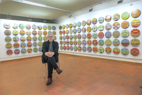 Klavdij Tutta sredi Mediteranskega rajskega vrta v Mali galeriji v Kranju. / Foto: Igor Kavčič