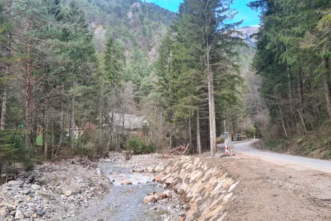 Gozdna cesta proti Poljški planini je zaradi obnove zaprta, v načrtu je tudi temeljita sanacija ceste skozi dolino Draga. / Foto: Marjana Ahačič