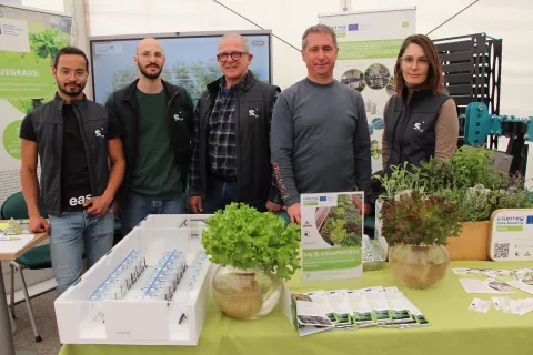 Sodelujoči v projektih na sejmu v Komendi: (z leve) Mateo Maglitto, Gabriele Bordin, Marco Francesce (vsi iz tržaškega podjetja Shoreline), Mitja Kadoič (KGZ Kranj) in Katja Antolovič (Shoreline). / Foto: Cveto Zaplotnik