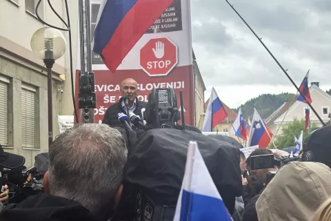 Celje, Okrozno sodisce v Celju.Razglasitev sodbe Branku Kastelicu, Janezu Jansi in Klemnu Gantarju zaradi ocitkov o zlorabi polozaja in pomoci pri prodaji nekdanje Janseve parcele v Trenti.Predsednik SDS Janez Jansa je po razglasitvi sodbe nagovoril podpornike pred zgradbo celjskega sodisca. / Foto: Lili Pusnik/sta