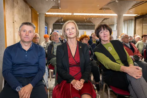 Ustanovitelj gospodinjske skupnosti za starejše v Davči Peter Prezelj, direktorica LUK Mateja Šmid in Alenka Ogrin z Inštituta Antona Trstenjaka za gerontologijo in medgeneracijsko sožitje, ki je predavala o prilagoditvi doma za varno staranje. / Foto: Primož Pičulin