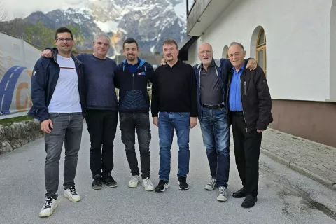 Ansambel bratov Poljanšek v družbi harmonikarja in pevca Gašperja Seljaka (tretji z leve), ki sicer prihaja iz Preddvora. / Foto: Alenka Brun