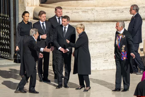 Pogreb papeža Frančiška, VatikanIz Slovenije sta se pogreba udeležila predsednica republike Nataša Pirc Musar s soprogom Alešem Musarjem in premier Robert Golob s partnerico Tino Gaber, Slovensko škofovsko konferenco je zastopal njen predsednik in novomeški škof Andrej Saje. / Foto: Tamino Petelinšek/sta