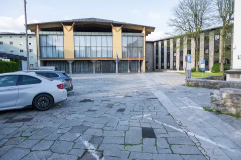 Trenutno precej neugledno ploščad Brioni, ki služi kot parkirišče, bodo prenovili s pomočjo evropskih in državnih sredstev ter jo namenili pešcem in kolesarjem. / Foto: Primož Pičulin