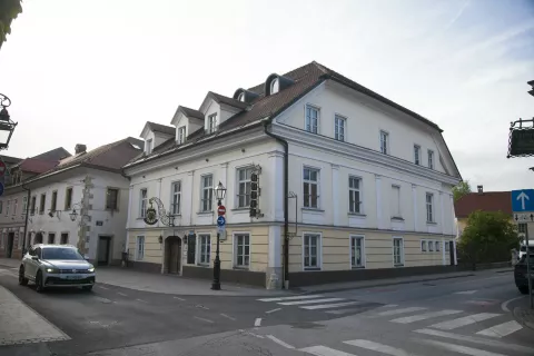 Hotel MD Kamnik, domačinom bolj znan kot Malograjski dvor, naj bi kmalu dobil novega lastnika. / Foto: Aleš Senožetnik