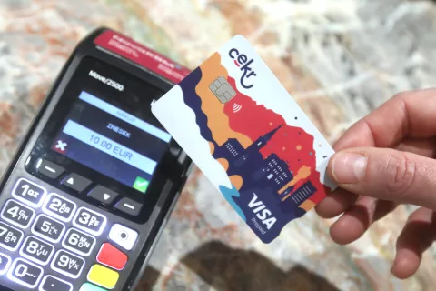 nova predplačniška in identifikacijska kartica CeKR uporaba po mestu center občina Kranj mestna kartica / Foto: Gorazd Kavčič