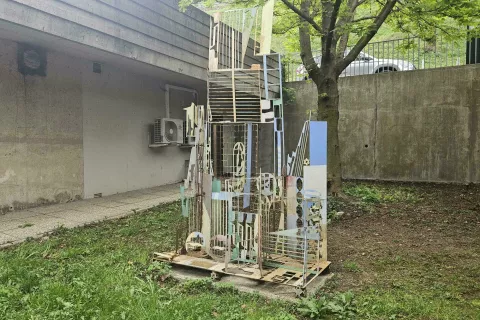 Umetnina sicer znova stoji na prvotnem mestu, a je nujno potrebna obnove. / Foto: Nika Toporiš