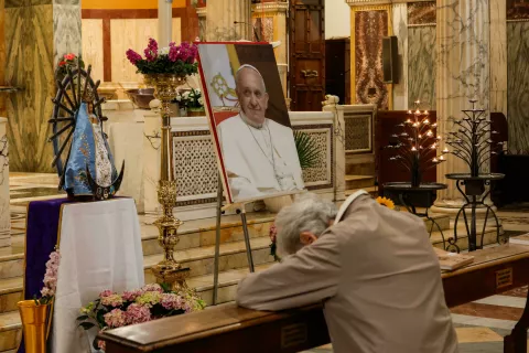 Italija, Rim.Molitev vernikov ob smrti papeza Franciska v argentinski cerkvi sv. Marije Addolorata v Rimu.Argentinski papez, ki je Katolisko cerkev vodil od leta 2013, je umrl na velikonocni ponedeljek in pustil globok vpliv na milijone ljudi po vsem svetu.Portret papeza Franciska. / Foto: Ansa/sta