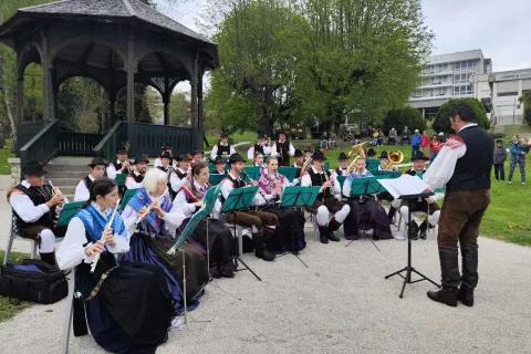 Godba Gorje je pod vodstvom dirigenta Marka Možine nastopila v Zdraviliškem parku na Bledu / Foto: Marjana Ahačič