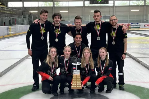 Curling klub Jesenice je na državnem prvenstvu osvojil dve drugi mesti, Jakob Omerzel (v sredini) pa je z ekipo Zalog U40 osvojil naslov prvakov. / Foto: Dina Kavčič
