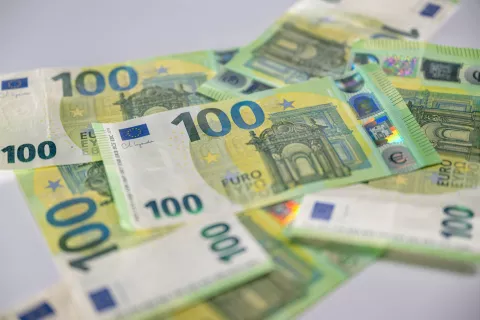 Simbolična fotografija ekonomija, finance, evro, denar. / Foto: Nik Bertoncelj