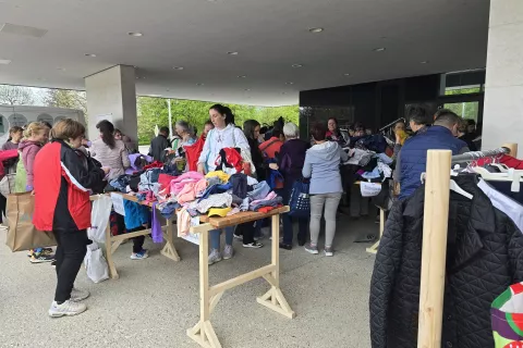 V sredo so v preddverju radovlji&scaron;ke knjižnice organizirali spomladansko izmenjevalnico oblačil. / Foto: Marjana Ahačič