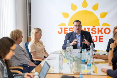 Tiskovna konferenca Občina Jesenice za Jeseni&scaron;ko poletje in mesec narcis / Foto: Nik Bertoncelj