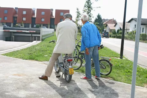 Tudi na mopedih, ki razvijejo hitrost do 25 kilometrov na uro, je obvezna uporaba čelade, od maja pa jih bo treba še registrirati. / Foto: Tina Dokl / Foto: 