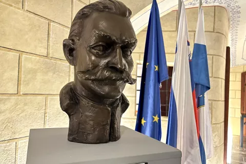 Kip Rudolfa Maistra krasi prostore njegove rojstne hiše na Šutni. / Foto: Aleš Senožetnik