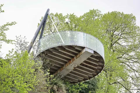 Na jekleni konstrukciji ploščadi so odkrili več šibkih korozijskih točk. / Foto: Tina Dokl