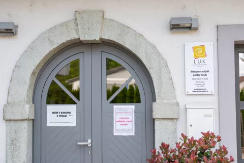 In&scaron;pekcijsko obvestilo na Medgeneracijskem centru Kranj / Foto: Primož Pičulin