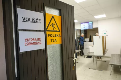 predčasno glasovanje referendum PROTI privilegiranim pokojninam voli&scaron;če upravna enota &Scaron;kofja loka / Foto: Tina Dokl