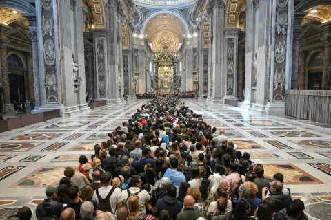 Vatikan.Verniki se poslavljajo od papeza Franciska v baziliki svetega Petra. / Foto: Ansa/sta