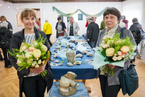 Predsednica društva Cvetke Tanja Mlinar (levo) in Milena Mazzini, ki je pripravila večino vzorcev za letošnjo osrednjo razstavo  / Foto: Primož Pičulin