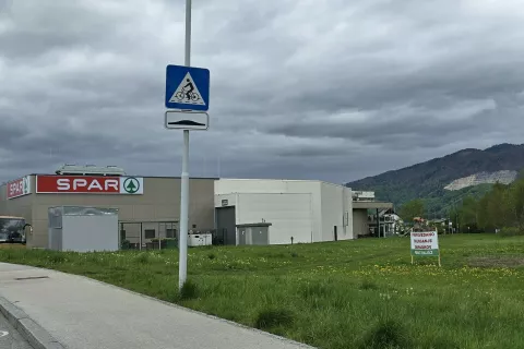 Na travniku za trgovino Spar je pretekla leta v tem času nastajal iz dneva v dan višji kup lesenih odpadkov, s katerimi so nato na predvečer praznika dela zakurili kres. Letos je tam le obvestilo o prepovedi odlaganja odpadkov. / Foto: Marjana Ahačič