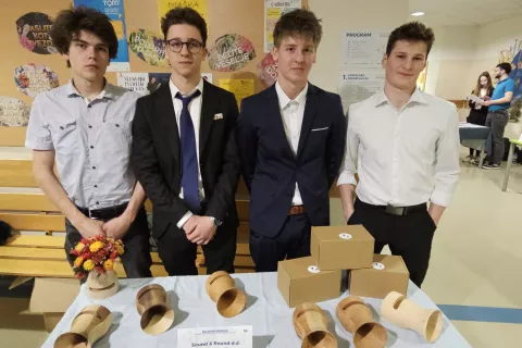 Ažbe Jereb, Tobija Štalec, Matic Demšar in Jan Bernik iz dijaškega podjetja Sound &amp; Round so oblikovali lesene ojačevalce zvoka. / Foto: Nika Toporiš