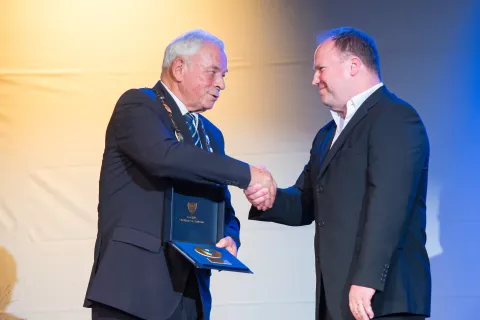 Malo plaketo Občine Cerklje je lani prejel Franci Sirc, in sicer za dolgoletno zavzeto delovanje na področju kulture. / Foto: Primož Pičulin