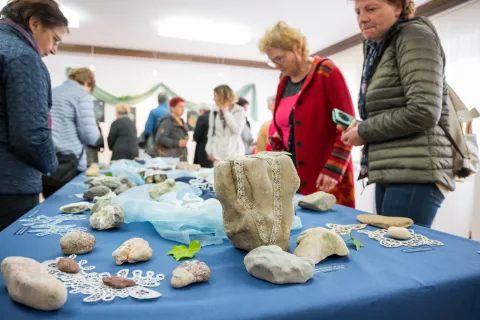Osrednjo razstavo so letos pripravili pod naslovom Čipka v objemu vode in kamna.&nbsp;/ Foto: Primož Pičulin