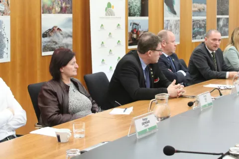 Zveza kmetic Slovenije (njena predsednica je Irena Ule - druga z leve) je ena od osmih kmetijskih nevladnih organizacij, ki enotno nastopajo pri usklajevanju svežnja nove kmetijske zakonodaje. / Foto: Arhiv Kgzs