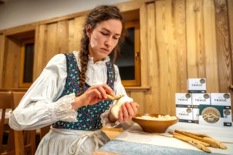 Izdelovanje trničev je svojevrstna umetnost, ki potrebuje kar nekaj potrpljenja. / Foto: Miro Hrkalović