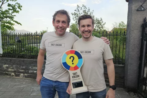 Jure Cuderman in Žiga Lipar sta v kranjski okoliš vnesla novo obliko zabave - pub kvize. / Foto: Nika Toporiš