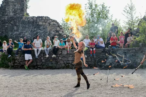 odprtje prenovljeni lokal Stari grad Kamnik na fotografiji Matjaž in Tina Kekec cirkus / Foto: Tina Dokl