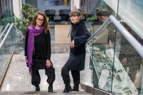 Pogovor Globusalno: Sodobni ples brez meja, Mestna knjižnica Kranj, Saša Lončar in Vita Osojnik / Foto: Primož Pičulin