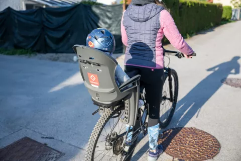 Otroški kolesarski sedež / Foto: Primož Pičulin