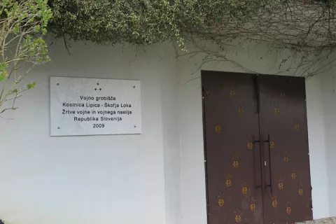 Blaznikov večer se bo začel s položitvijo cvetja in prižigom sveč pred kostnico na pokopališču v Lipici. / Foto: Vilma Stanovnik
