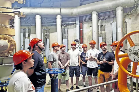 Skupina Elektro Gorenjska je letos že tretjič po vrsti organizirala poletno šolo Transformator, s pomočjo katere omogoča sodelovanje med talentiranimi študenti in strokovnjaki Skupine Elektro Gorenjska na področju inoviranja in iskanja rešitev za izziv razogljičenja energetike v Sloveniji. Gre za prvo tovrstno poletno šolo, ki je bila kadarkoli organizirana s strani elektrodistribucijskega podjetja v Sloveniji na temo razogljičenja in digitalizacije slovenske energetike.  / Foto:  