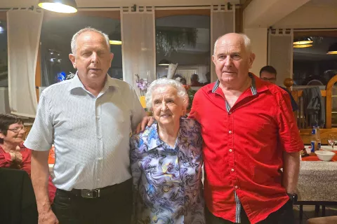 Slavljenka ob svojih sinovih Jožetu in Mihu, ponosna in nasmejana – Katarina je tudi tokrat s svojo vedrino povezala družino v nepozabno praznično zgodbo. / Foto: Arhiv Družine Sitar