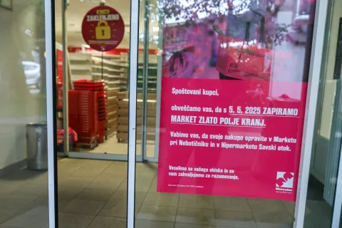Mercator je pred kratkim v Kranju zaprl marketa na Zlatem polju (na sliki) in v Domu krajanov na Primskovem, konec maja pa namerava zapreti tudi poslovno enoto Mercator Cash&amp;Carry Naklo. / Foto: Tina Dokl