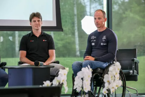 Na dogodku Skupine Triglav Kariera po karieri: O financah malo drugače sta deskar na snegu Žan Košir in parakolesar Anej Doplihar osvetlila svoji izkušnji s poškodbami in posledicami, s katerimi sta se soočila. / Foto: Tina Dokl