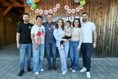 Tomaž Dolžan z družino praznovanje / Foto: Tina Dokl