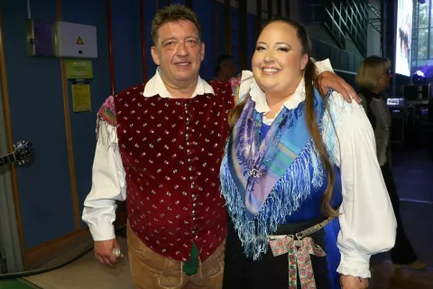 Vodja ansambla slavljenca ter pevka, oče in hči, Igor in Anja Šink / Foto: Alenka Brun