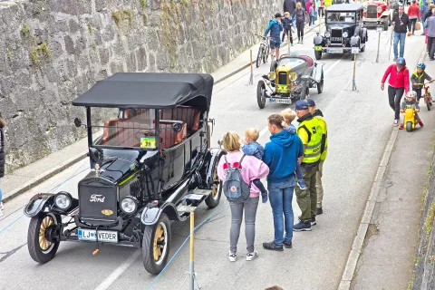 Razstava, ki se je vila od kamniškega Glavnega trga do konca šutenske ulice, je bila zanimiva za vse generacije. Na fotografiji replika starodobnika, ki ga je Marko Kveder izdelal sam, za kar je potreboval šest let. / Foto: Špela Šimenc