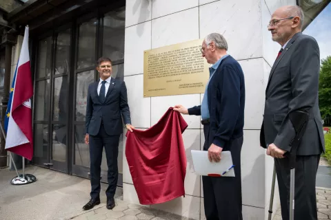 Spominsko ploščo so odkrili kranjski župan Matjaž Rakovec, sodelujoči pri premestitvi orožja Peter Mavser in Jelko Kacin, ki je odredbo podpisal. / Foto: Primož Pičulin