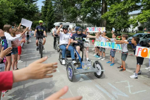 Deželak junak štart dobrodelna akcija Miha Deželak radijec Radio 1 pred OŠ Orehek občina Kranj / Foto: Tina Dokl