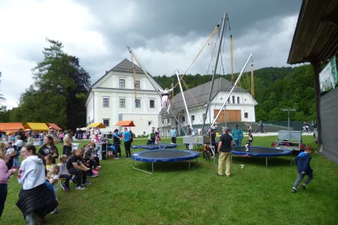 V okolici Dvorca Visoko so se minulo nedeljo otroci lahko zabavali na Dnevu prijateljstva. / Foto: Jure Ferlan