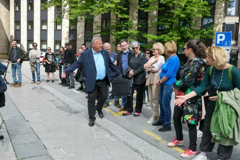 shod zaposlenih igralci PGK pred občino in občinsko sejo, občinska seja, glasovanje za nov direktor PGK, razprava, glasovanje za razrešitev Lili Žura direktorica ZD, glasovanje svetniki občina Kranj / Foto: Tina Dokl