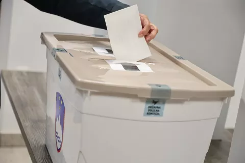 predčasno glasovanje referendum PROTI privilegiranim pokojninam volišče upravna enota Škofja loka / Foto: Tina Dokl