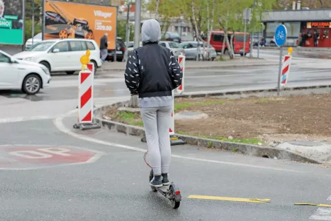 Uporaba zaščitne čelade na e-skiroju je obvezna do 18. leta, priporočajo pa jo vsem voznikom e-skirojev, saj so posledice padcev, predvsem poškodbe obraza in glave, brez nje praviloma težje. / Foto: Tina Dokl / Foto: 
